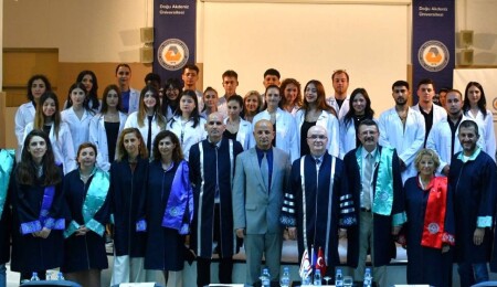 DAÜ Eczacılık Fakültesi öğrencileri beyaz önlüklerini giydi