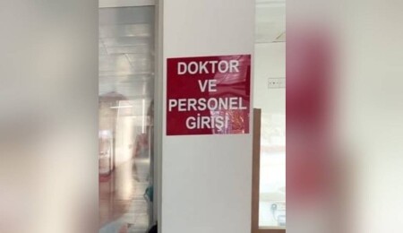 İbrahim Özgöçmen’den Lefkoşa Devlet Hastanesi’nin girişinde yer alan yazıya tepki: Ya sökün ya da düzeltin!