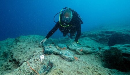 Türkiye Turizm Bakanı Ersoy, Akdeniz’e daldı: En eski ticaret gemisi batığını inceledi