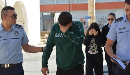 Bin 152 TL'lik parfüm çaldılar, 15’er bin TL teminat ödeyecekler