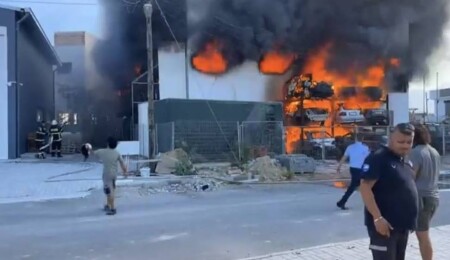 Çatalköy'de yangın: Araç parça deposu zarar gördü