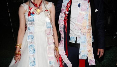 Kaybettiği çek, Gazimağusa’daki düğünde gelin ve damada takıldı