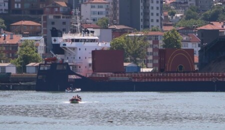 Zonguldak'ta altında mayın olduğu iddia edilen kuru yük gemisi ve çevresinde arama yapıldı