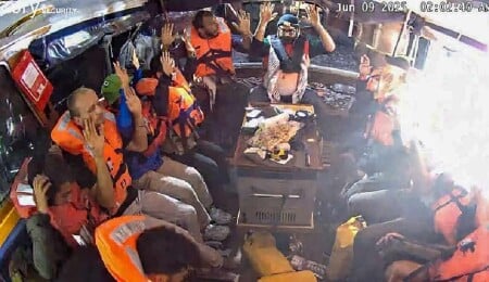 Alıkonulan "Madleen" aktivistleri, İsrail'den hemen ayrılmazlarsa gözaltı merkezine götürülecek