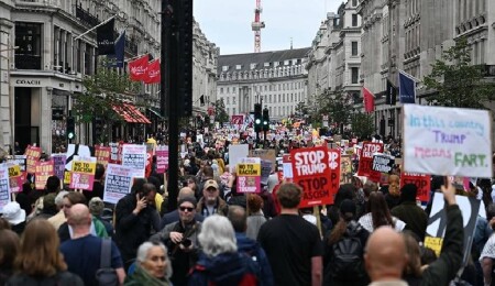 İngiltere'ye resmi ziyaret düzenleyen ABD Başkanı Trump, Londra'da protesto edildi