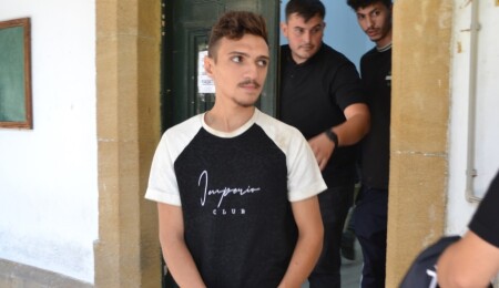 Güney Kıbrıs'tan kaçak geçti, polise kendi giderek teslim oldu