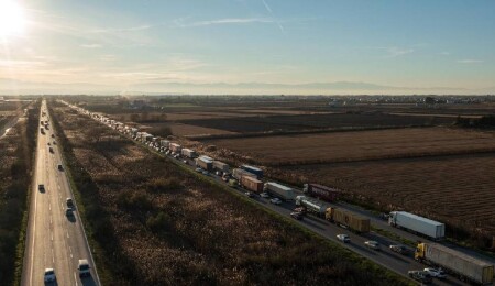 Yunanistan'da çiftçiler Atina-Selanik yolunu trafiğe kapattı