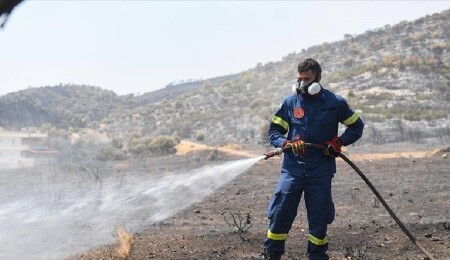 Atina'ya 30 kilometre uzaktaki orman yangını nedeniyle bazı yerleşim birimleri tahliye edildi