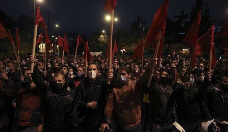 Yunanistan’da 17 Kasım anma yürüyüşünde silahlanma karşıtı slogan atıldı