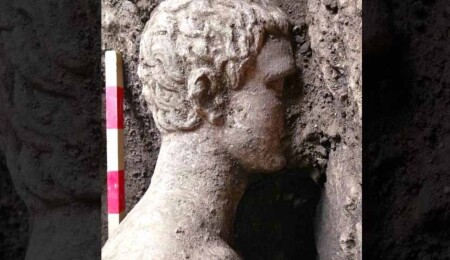 Kanalizasyondan Yunan tanrısı heykeli çıktı