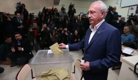 Kemal Kılıçdaroğlu, eşi birlikte oy kullandı