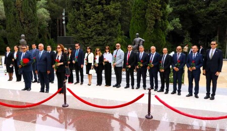 Nazım Çavuşoğlu, Haydar Aliyev'in anıt mezarını ziyaret etti