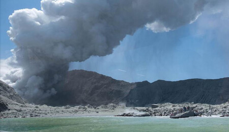 Endonezya'daki Merapi Yanardağı kül püskürttü