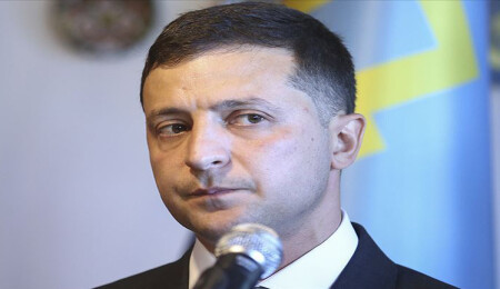 Zelenskiy Türkiye'nin Kiev Büyükelçiliğinde açılan taziye defterini imzaladı