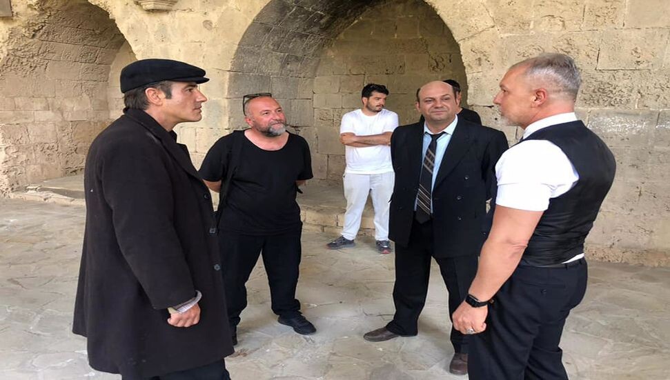 GAÜ Kurucu Rektörü Serhat Akpınar, “Bir Zamanlar Kıbrıs” dizi setini ziyaret etti