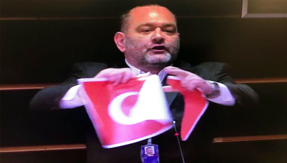 AP'de skandal görüntüler! Yunan vekil Türk bayrağını yırttı