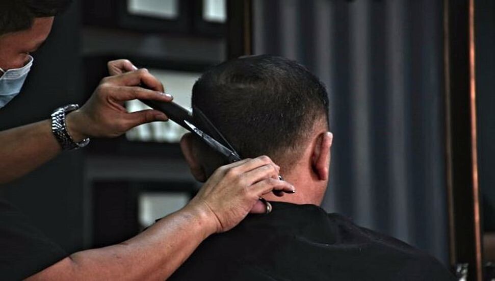 İngiltere'de aşırı sağcı siyasetçi Türk berberleri hedef aldı