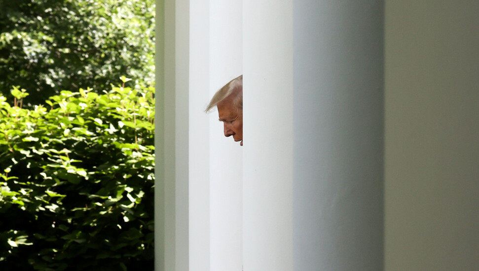 Donald Trump, Oval Ofis masasına meşhur düğmesini geri getirdi