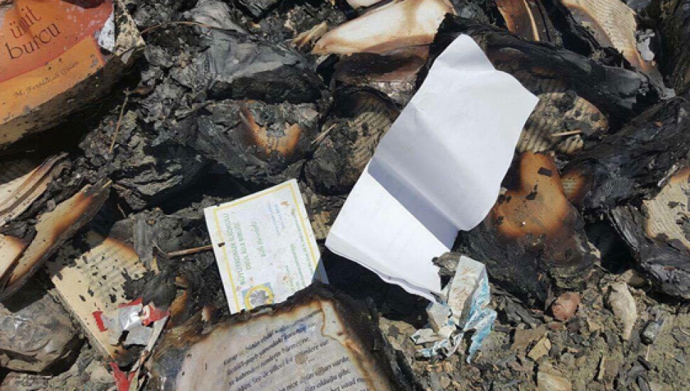 Mehmetçik'de Fethullah Gülen'e ait kitaplar, hard disk ve USB yakılarak yok edilmek istendi...