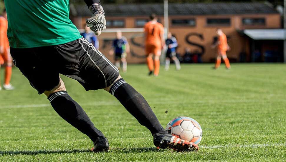 IFAB'dan yeni kurallar: Kaleciler topu elinde 8 saniyeden uzun tutarsa, rakip köşe vuruşu kazanacak