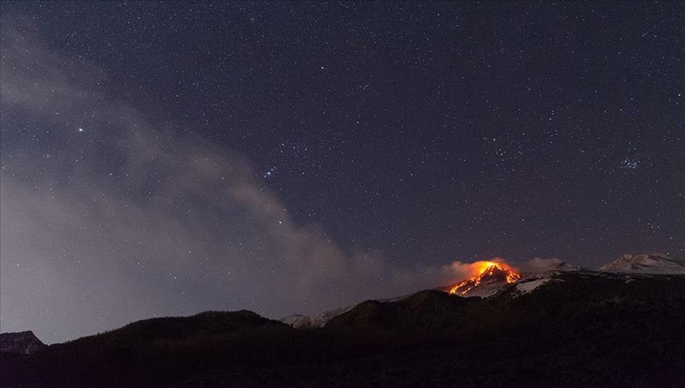 İtalya'da Etna Yanardağı'nda lav akışı meydana geldi