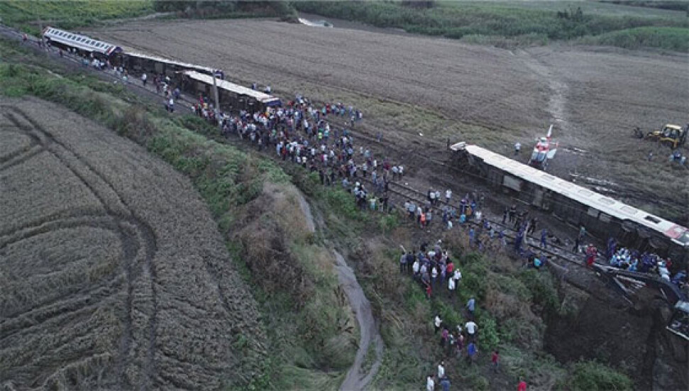 Türkiye'de 25 kişinin hayatını kaybettiği tren kazasının yeni görüntüleri yayınlandı (VİDEO)