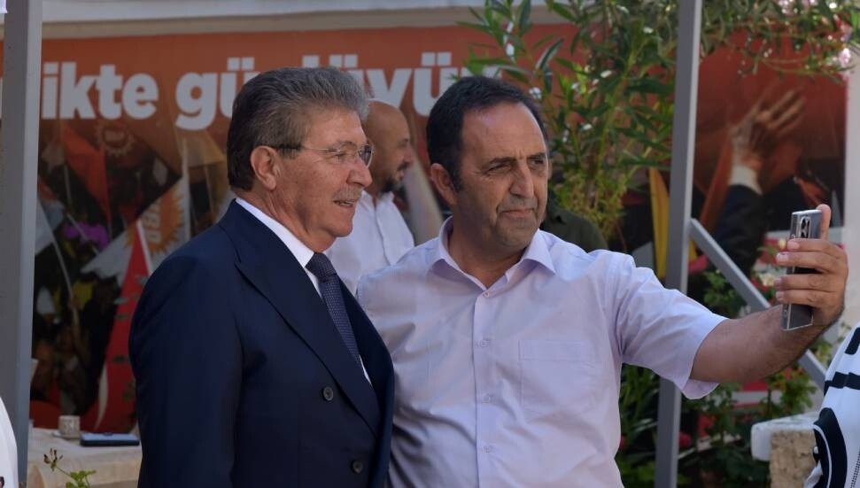 Başbakan Üstel, halkla bayramlaştı
