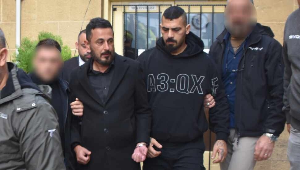 Ülkeye iş insanını vurmak için geldikleri iddia edildi, tasarruflarında tabanca ve mermi ele geçirildi