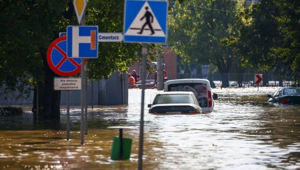 Avrupa'yı vuran fırtınada can kaybı 22'ye yükseldi: On binlerce kişi tahliye edildi