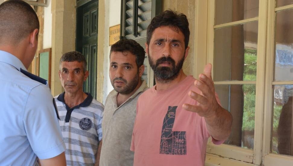 Aile kavgasına müdahale etmek için olay yerine giden polisleri darbeden zanlılar, 1 gün tutuklu kalacak!