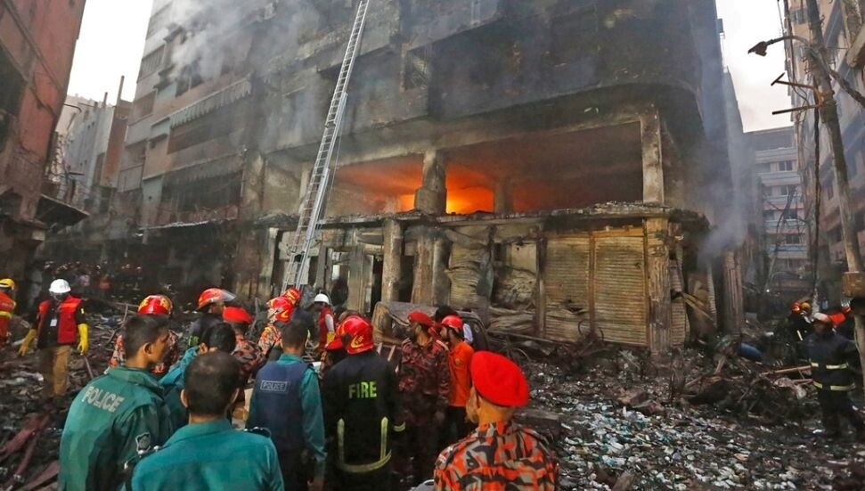Bangladeş’in başkenti Dakka’da bir mahallede çıkan yangında bin 500'e yakın ev yandı