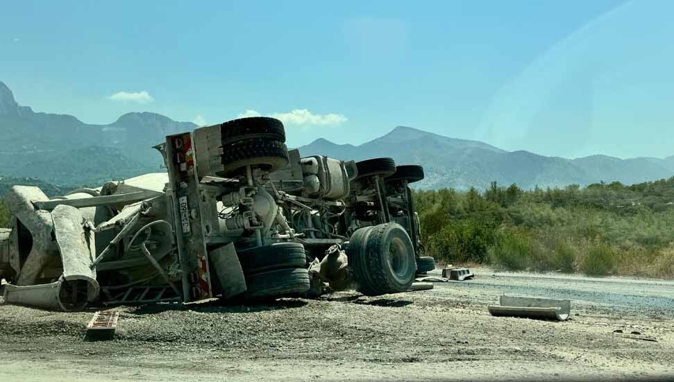 Girne - Değirmenlik ana yolundaki kazada beton mikseri devrildi, 1 kişi yaralandı!