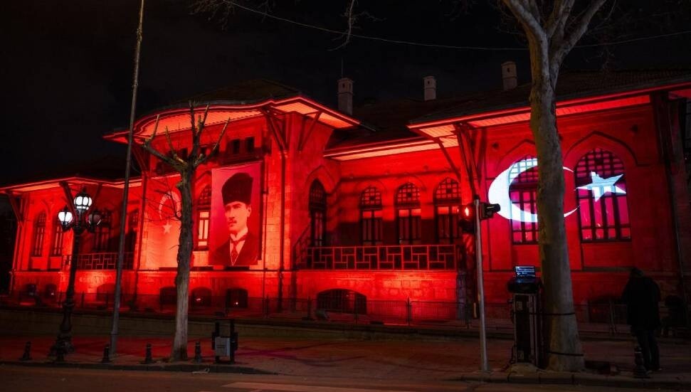 Çanakkale Zaferi'nin yıl dönümü için simge yapılar Türk bayrağı renklerine büründü