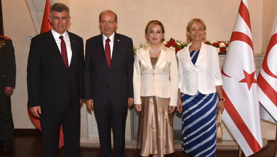 Cumhurbaşkanı Tatar ve eşi, Cumhurbaşkanlığı’nda bayram tebriği kabul etti