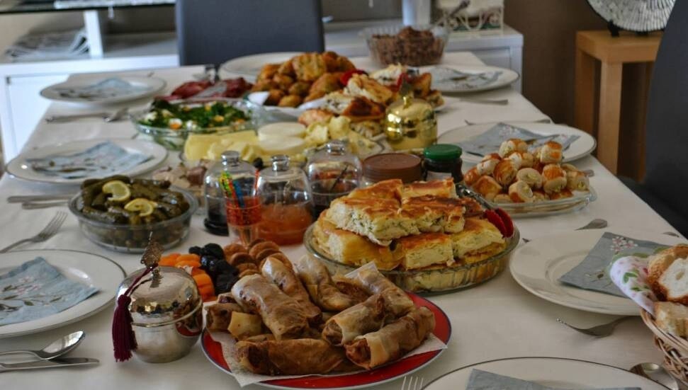 Bayramda dengesiz beslenme hastalıklara "kapı aralayabiliyor"