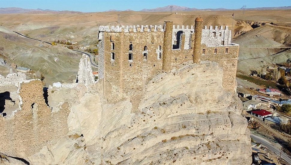 Dünyadaki şato planlı sayılı kalelerden olan Hoşap Kalesi, eski ihtişamına kavuşturuluyor