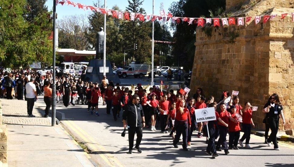 23 Nisan Ulusal Egemenlik ve Çocuk Bayramı kutlamaları çerçevesinde Lefkoşa’da kortej düzenlendi