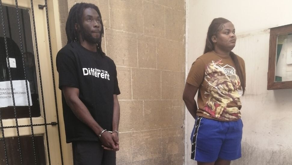 Girne'de 4 yıl 7 ay ve 7 ay izinsiz ikamet etmekle itham edilen iki zanlı tutuklandı