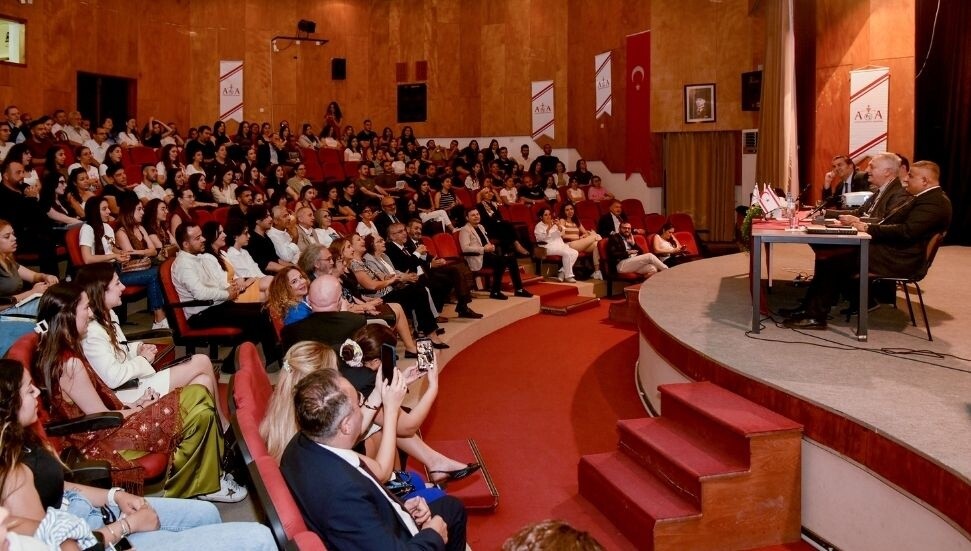 “İlk Gençlik Romanı Ödül Töreni”, Gülten Dayıoğlu’nın katılımıyla yapıldı