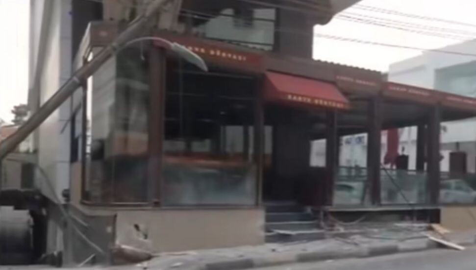 Alkollü sürücü işyeri camına ve elektrik direğine çarptı