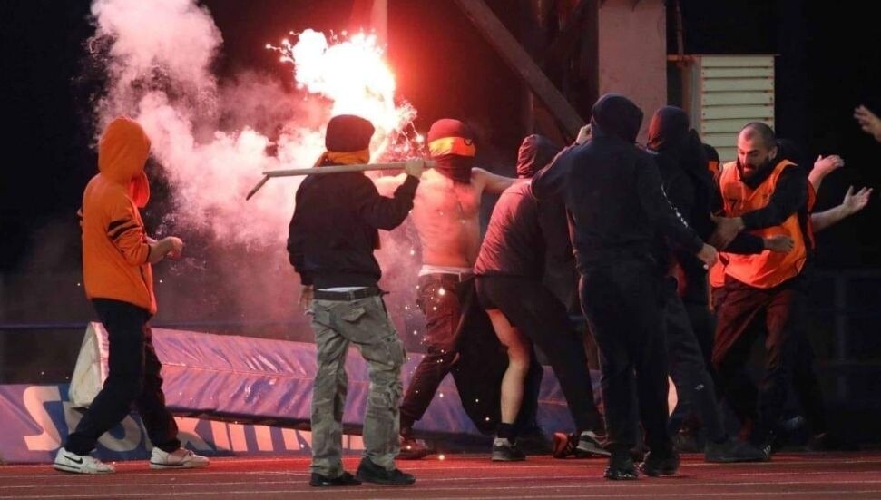 Güney Lefkoşa’da olaylı derbi sonrası maskeli kişiler Omonia lokaline saldırdı: 2 tutuklu, 3 yaralı