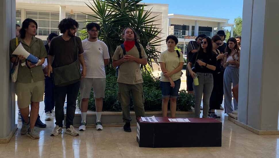DAÜ öğrencilerinden harç protestosu: Rektörlük önüne tabut bırakıldı!
