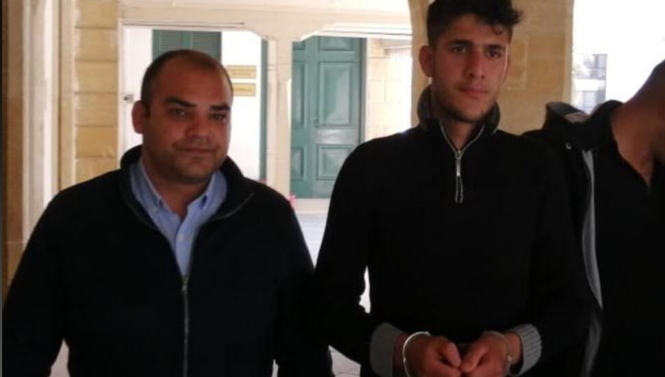 Trafik polisine başkasına ait sürüş ehliyeti ve kimlik verdi
