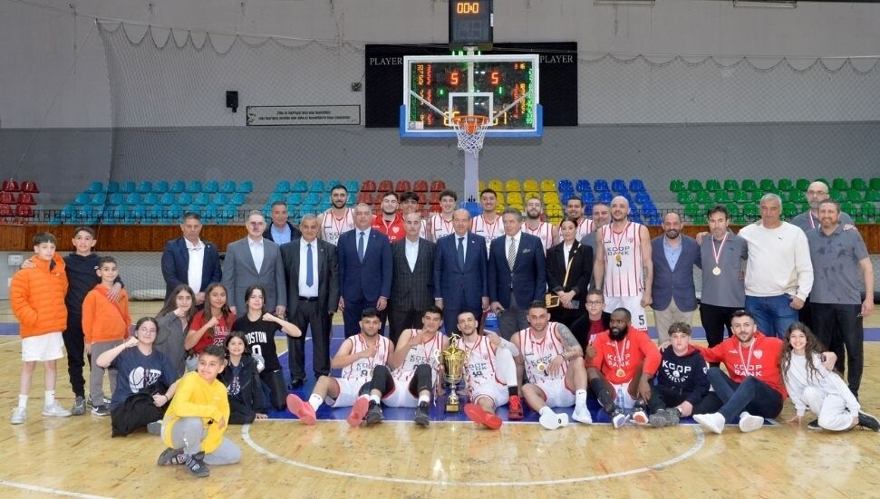 Ersin Tatar, Cumhurbaşkanlığı Kupası final karşılaşmasını izledi: Şampiyon, Gönyeli Koop Bank!