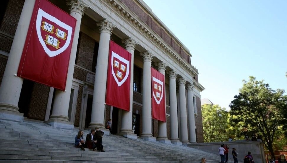 Harvard, fon kesintilerine karşı üniversite araştırmaları için 250 milyon dolar ayıracak