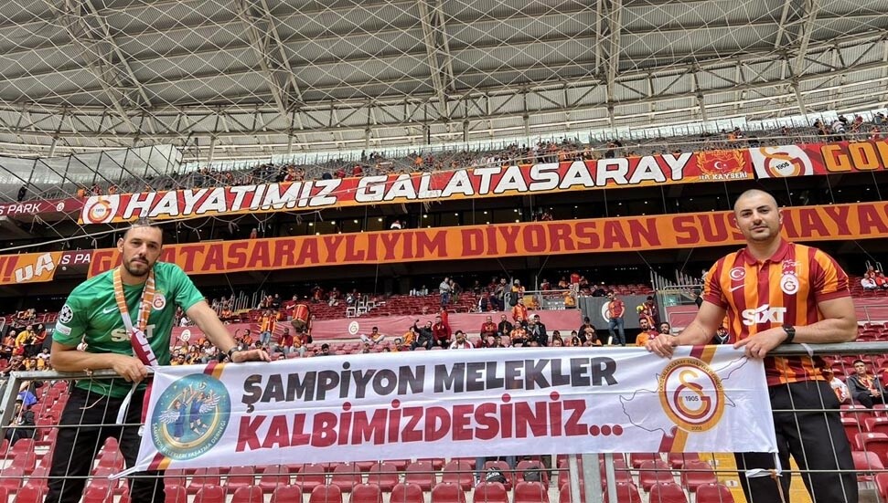 Galatasaray tribününde 'Şampiyon Melekler Kalbimizdesiniz' pankartı açıldı