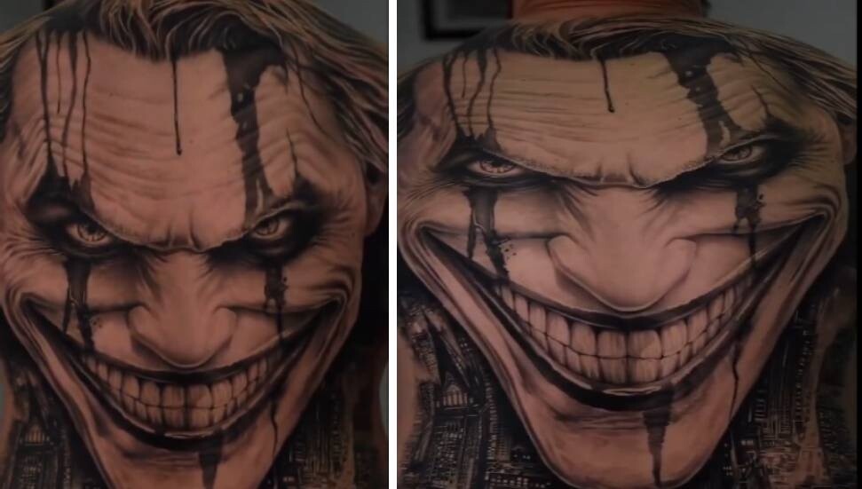 "Joker" figürüyle sırt dövmesi