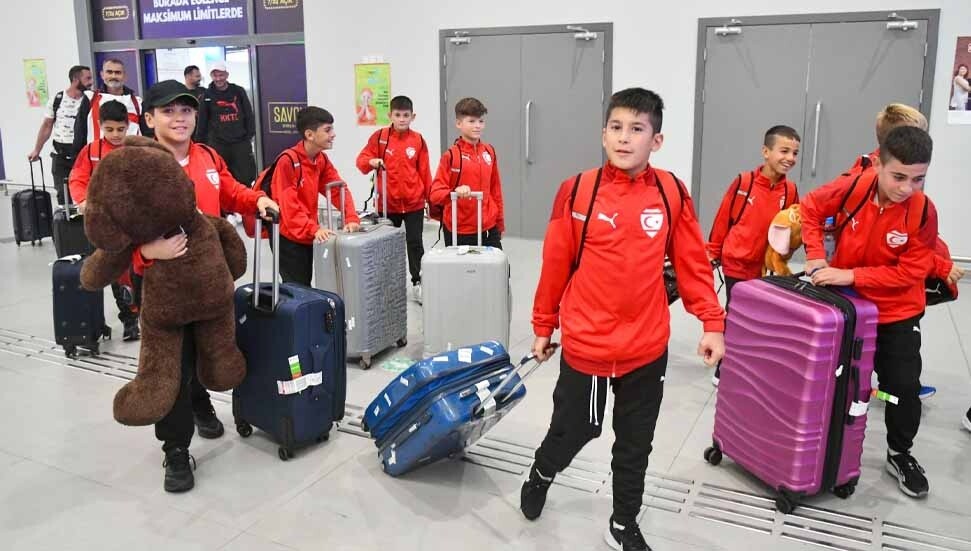 U12 Milli Takımı'na coşkulu karşılama