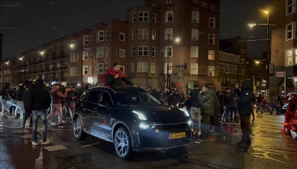 Hollanda'da milli takımlarının Dünya Kupası çeyrek finaline çıkmasını kutlayan Faslılara müdahale