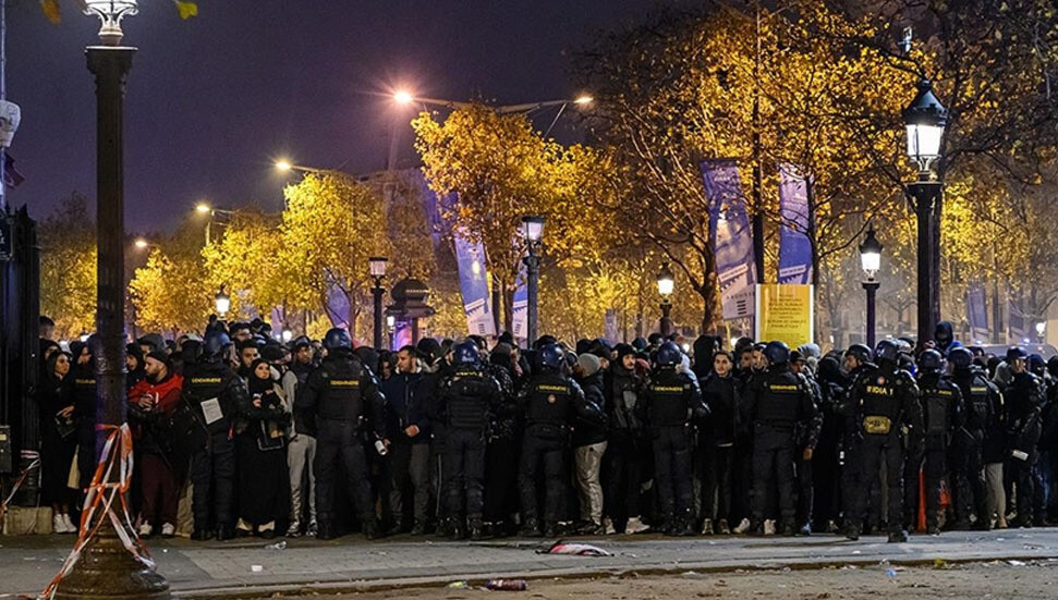 Portekiz'e karşı zaferlerini kutlayan Fas taraftarlarına Fransız polisinden müdahale